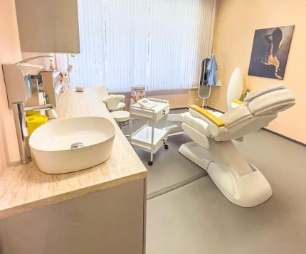 Ein Behandlungsraum im Schönheitsinstitut Care Cute, in dem ein cremefarbener Behandlungsstuhl von hinten zu sehen ist.